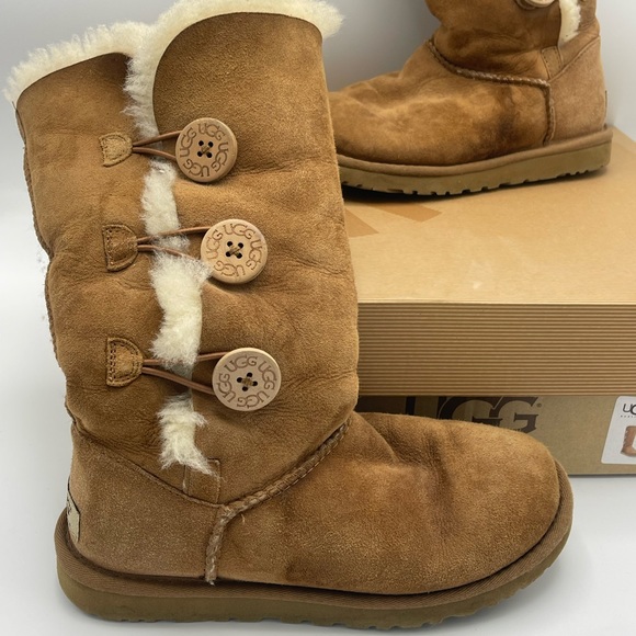 UGG BAILEY BUTTON TRIPLET 1873 boots size 6 original box - Picture 3 of 11